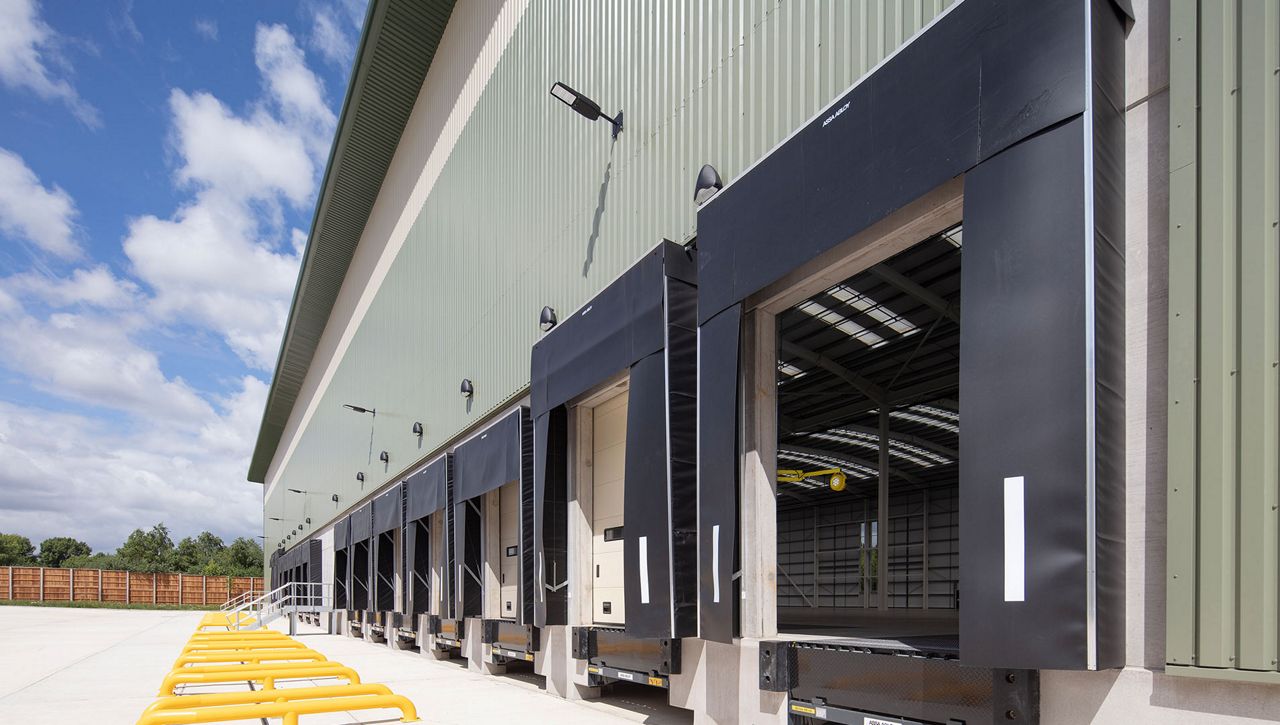 Image: ASSA ABLOY mechanical-curtain dock shelters