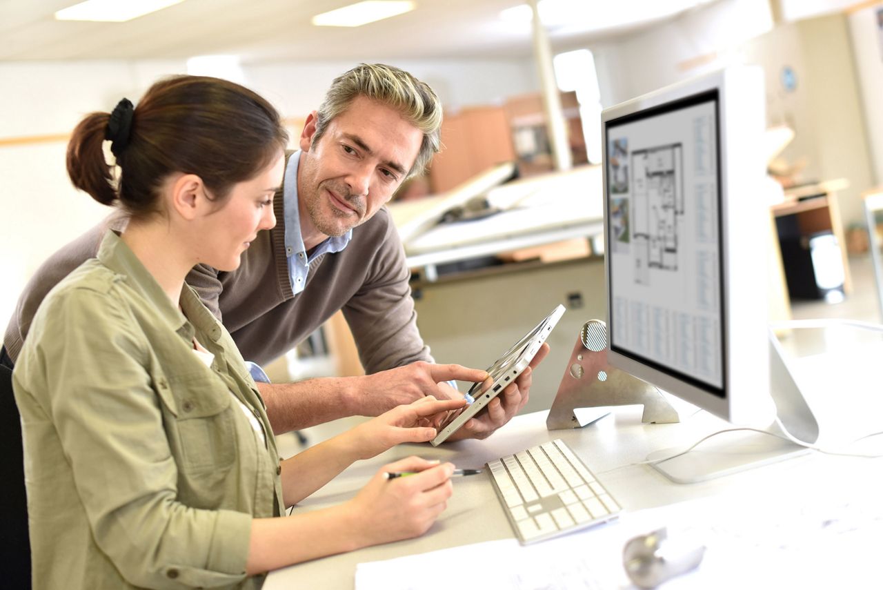 Progettisti controllano i loro progetti su pc e tablet