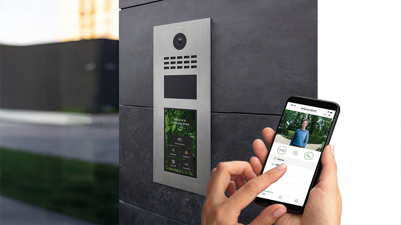 Nu kan de stilrena porttelefonerna i DoorBird-serien hanteras direkt i ASSA ABLOY Access.