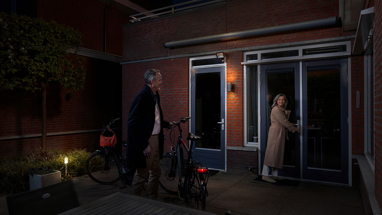 Vrouw sluit openslaande deuren af