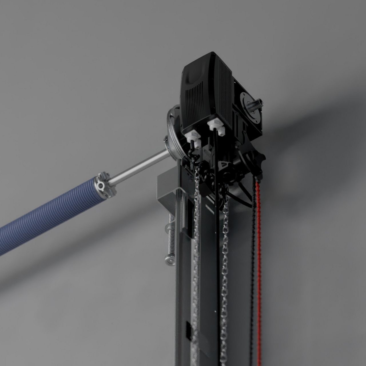 Image: Prim‑plan al unității de acționare a unei uși secționale culisante pe verticală, cu motorul, mecanismul cu lanț și arcul de torsiune albastru montat deasupra ușii.
