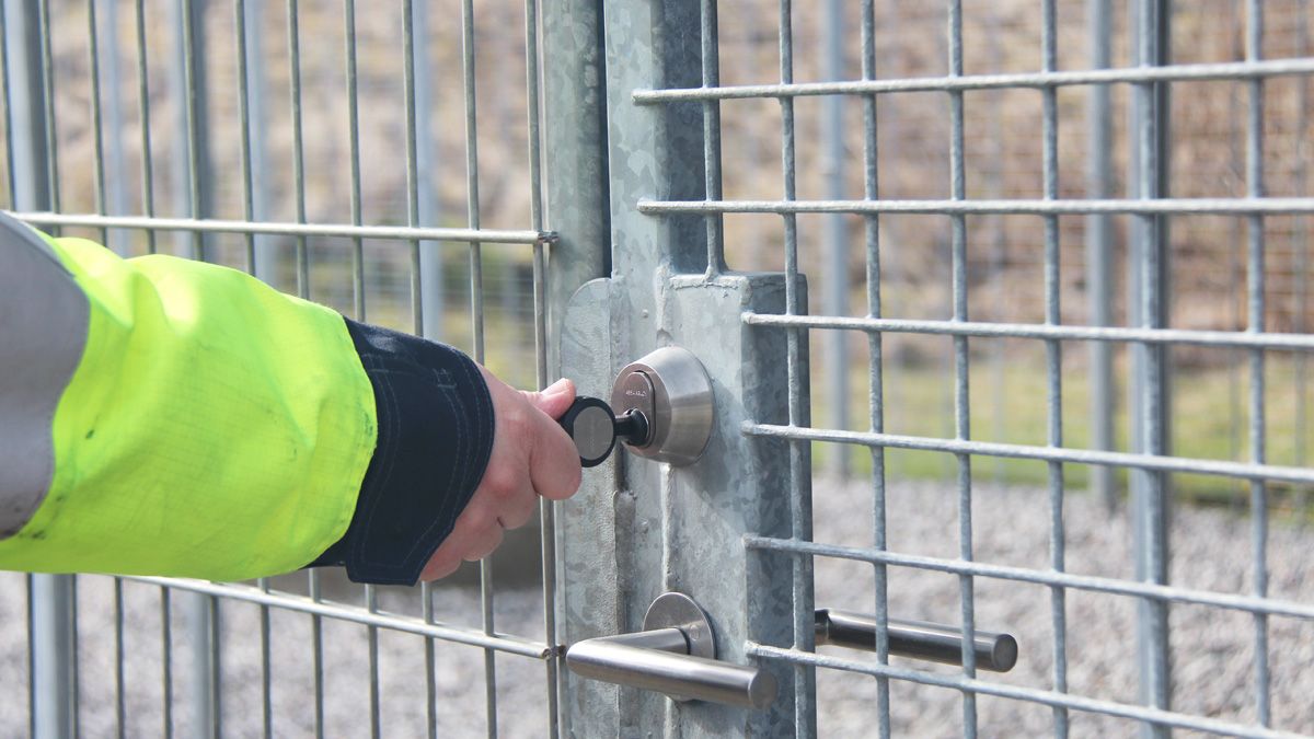 eCLIQ nøgle i en digital cylinder på et hegn