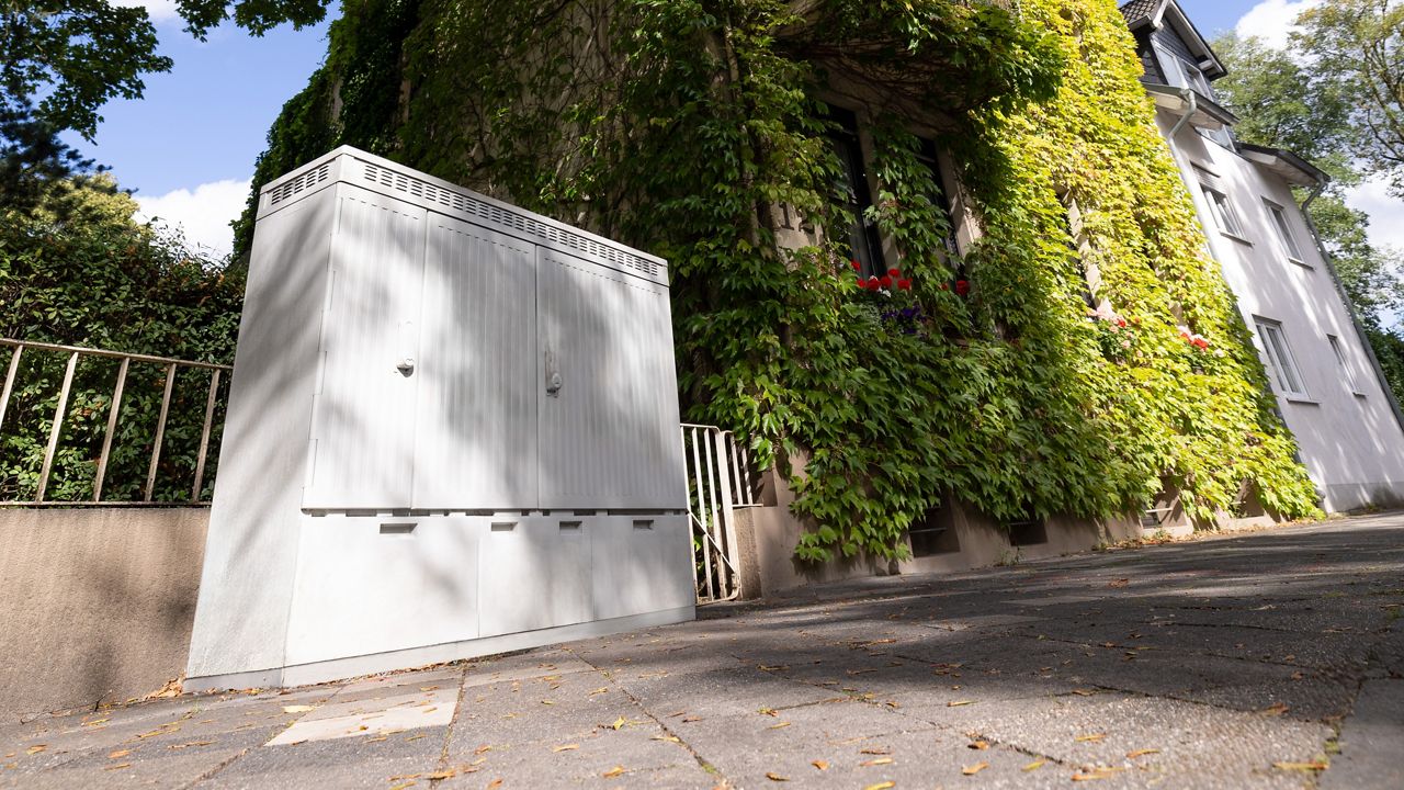 eCLIQ secures OXG fibre optic cabinets