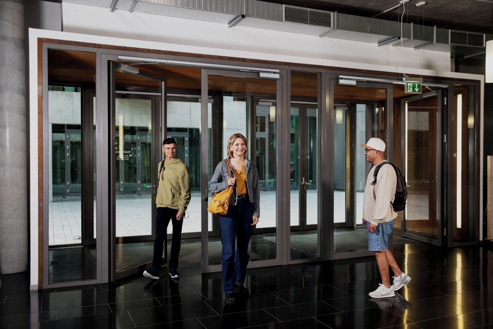 Les ferme-portes permettent à la porte de se fermer automatiquement dans une université