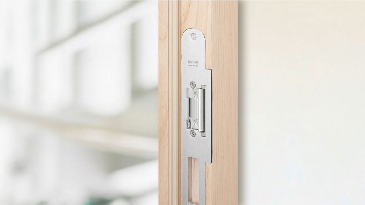 Incontro elettrico effeff con frontale su porta in legno