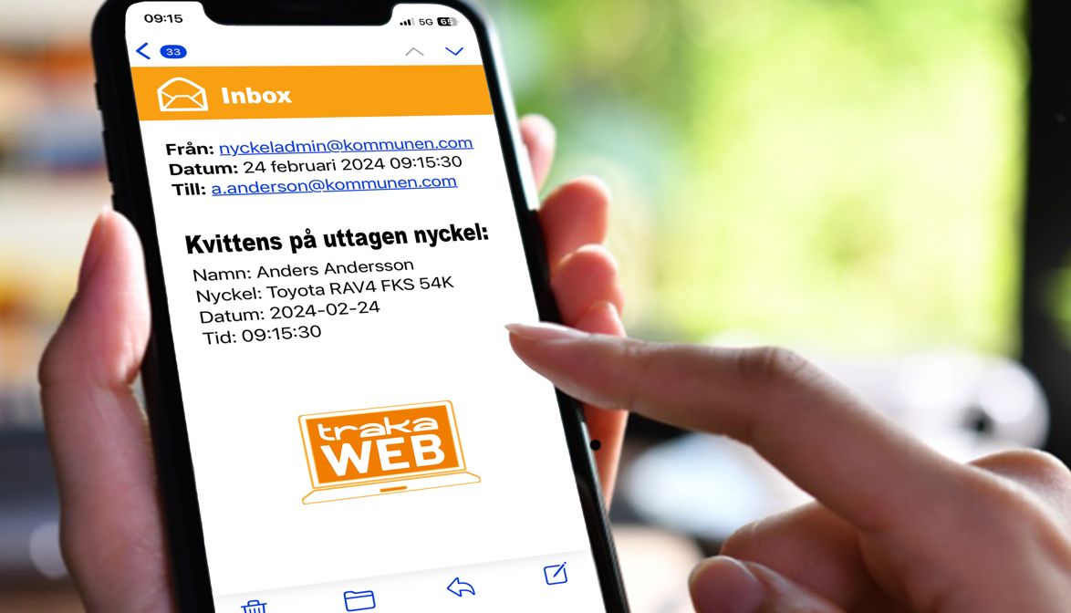 Person som använder TrakaWEB-programvaran på bärbar dator och mobiltelefon för effektiv säkerhetshantering.