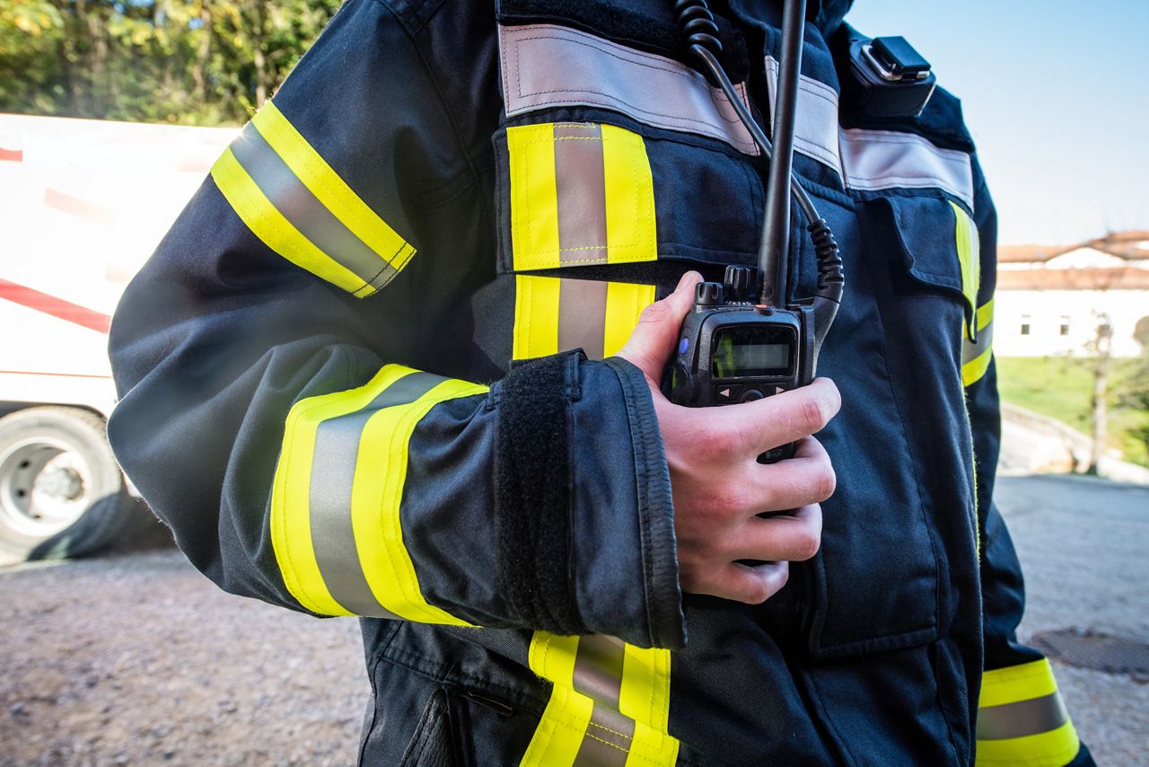 Trabalhador de emergência com radiocomunicador
