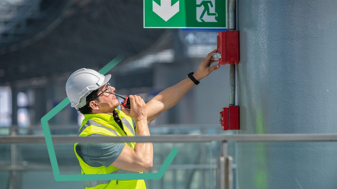 Technicien vérifiant une alerte incendie