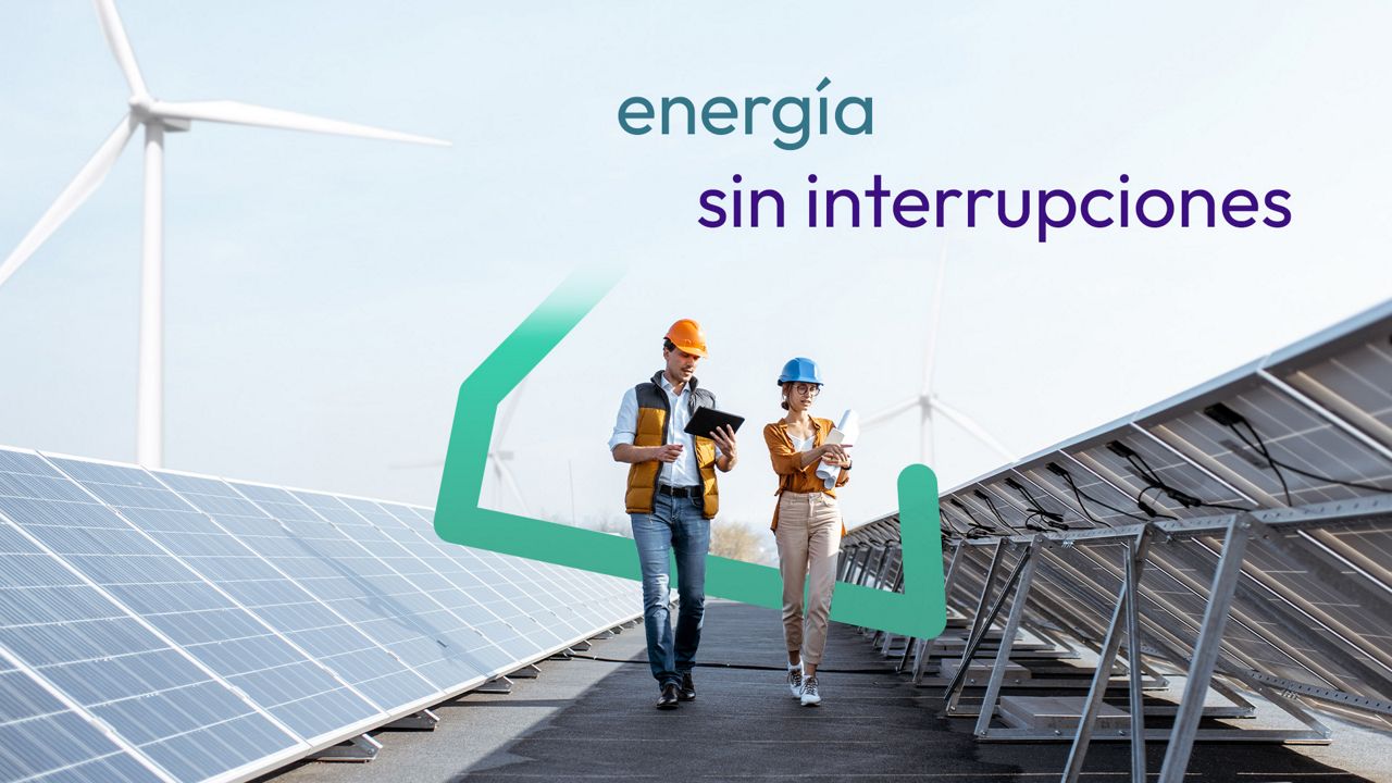 Dos trabajadores en un campo de paneles solares