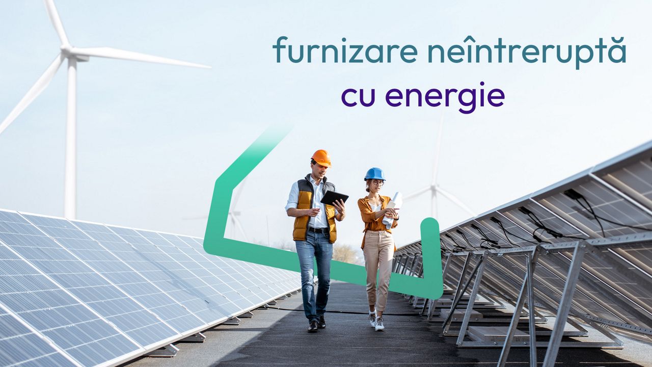 Doi lucrători pe un câmp de panouri solare.