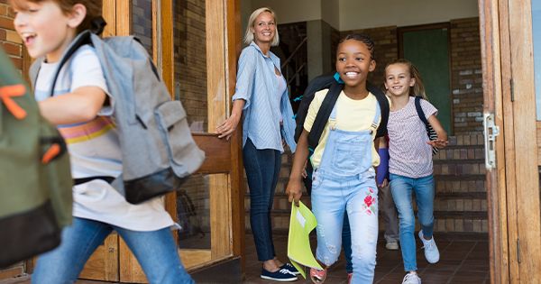 des enfants qui sortent d'un ERP accessible à tous