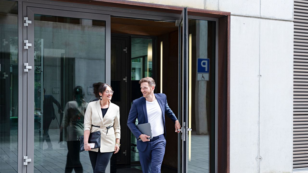 People geting out from a building