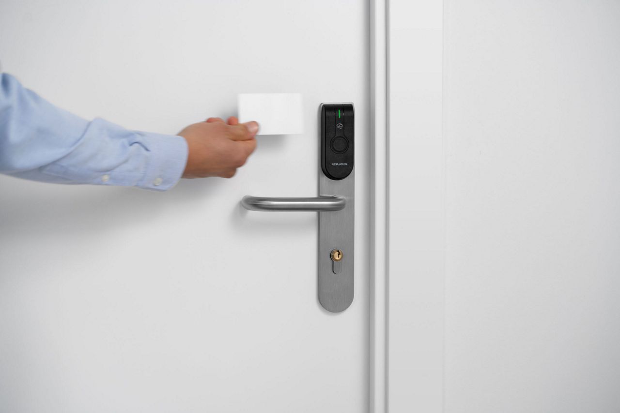 Image: f6151-l100_card_on_greenledeuro2.jpg