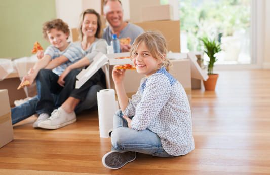 une famille de locataire sereine suite aux changements de leur cylindre
