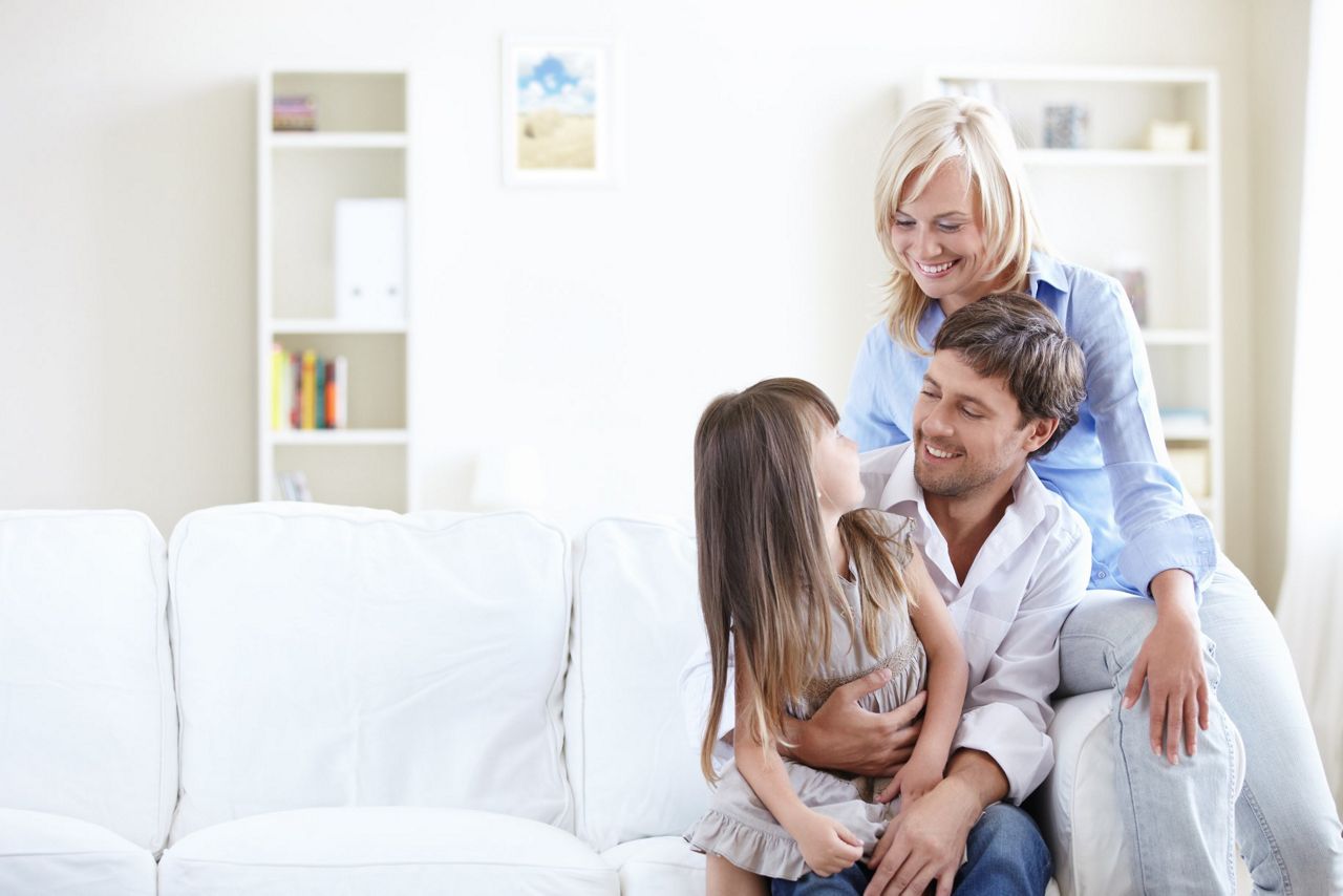 Famille sur un canapé après un déménagement