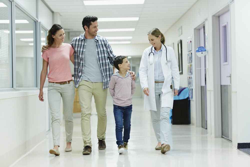 Famille dans un couloir marchant dans un espace sécurisé