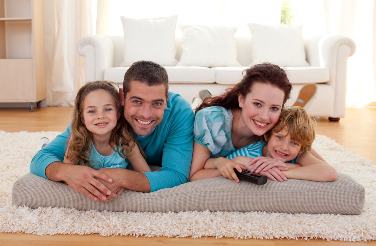 Famille avec télécommande