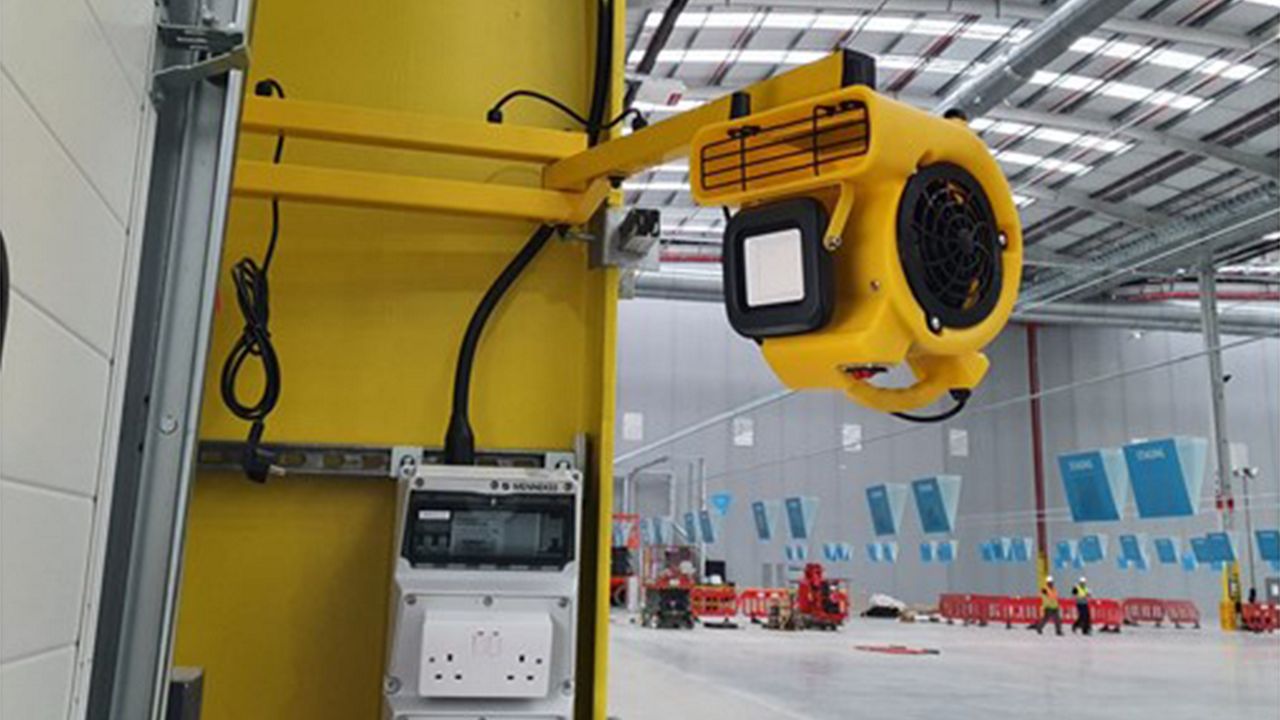 Un voyant jaune de ventilateur dans une zone d’arrimage. 