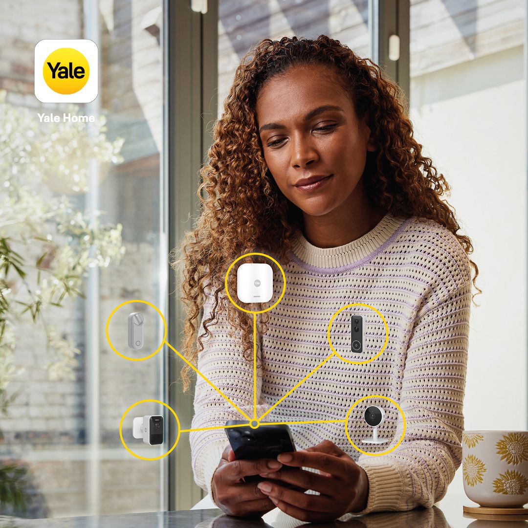 Femme utilise l'application Yale Home