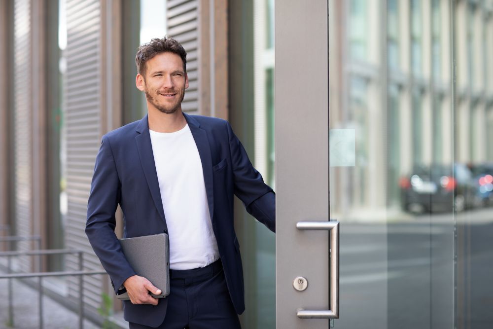 Porte avec un ferme-porte ASSA ABLOY