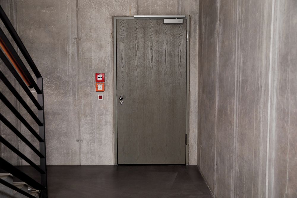 Porte coupe-feu sécurisée avec un ferme-porte Cam-Motion