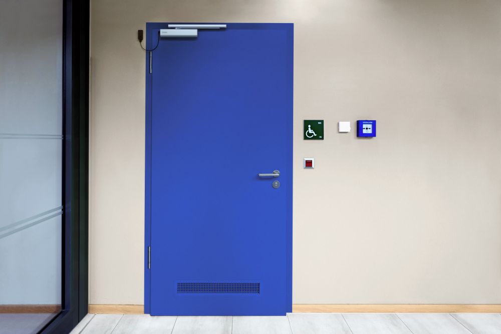 Ferme-porte Free-Motion installé sur une porte