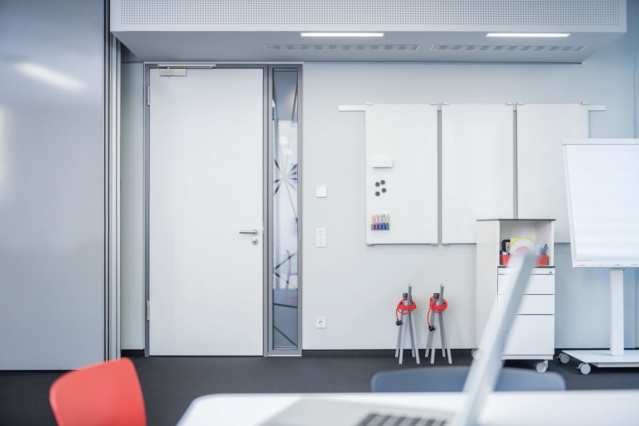 Porte équipée d'un ferme-porte ASSA ABLOY