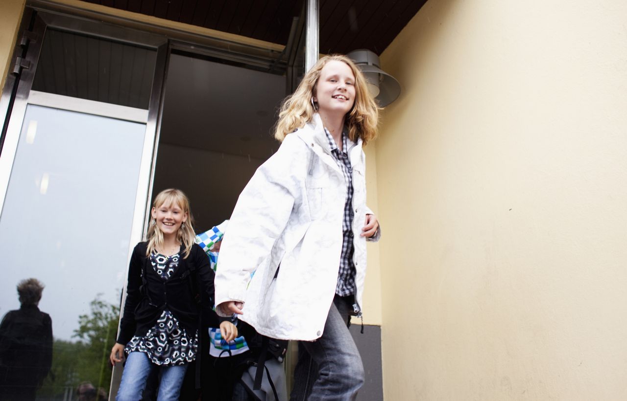 Jeunes filles sortant de l'école équipée en produit d'évacuation de la gamme Vachette / ASSA ABLOY