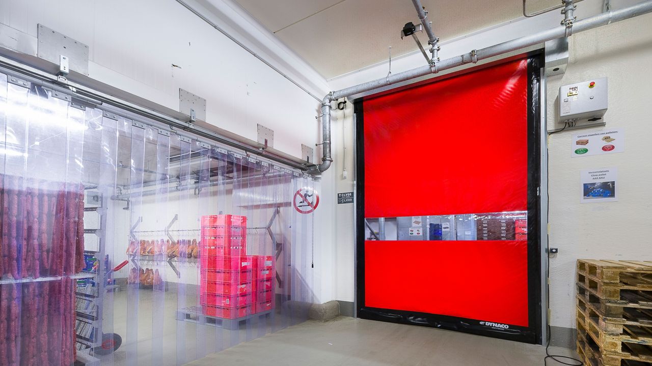Portes rapides bleues dans une usine alimentaire.