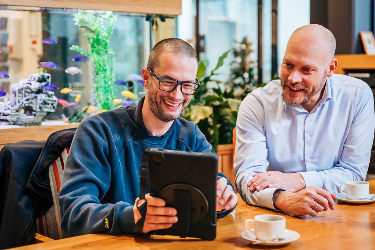 Werken bij ASSA ABLOY Entrance Systems - twee medewerkers kijken naar een tablet