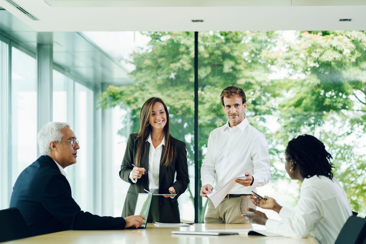 Munkavállalók a tárgyalóteremben