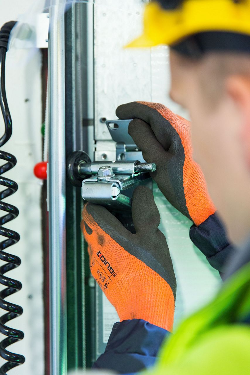 mechanic instaling hing