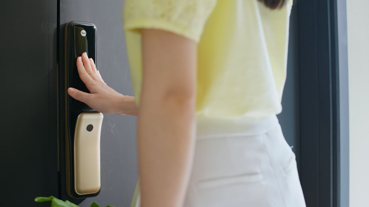 Hands on digital door lock