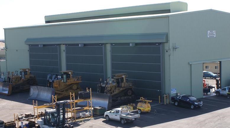 portes de hangar dans un espace de travail du terminal à charbon RG Tanna dans le Queensland, en Australie