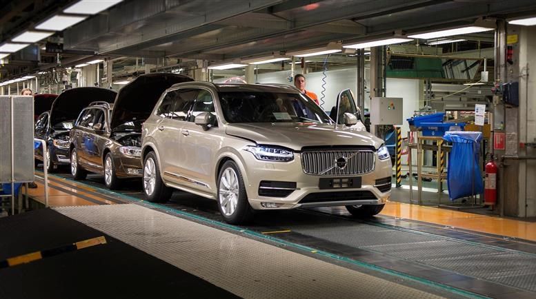 Drie Volvo's op een lopende band in de Volvo-fabriek