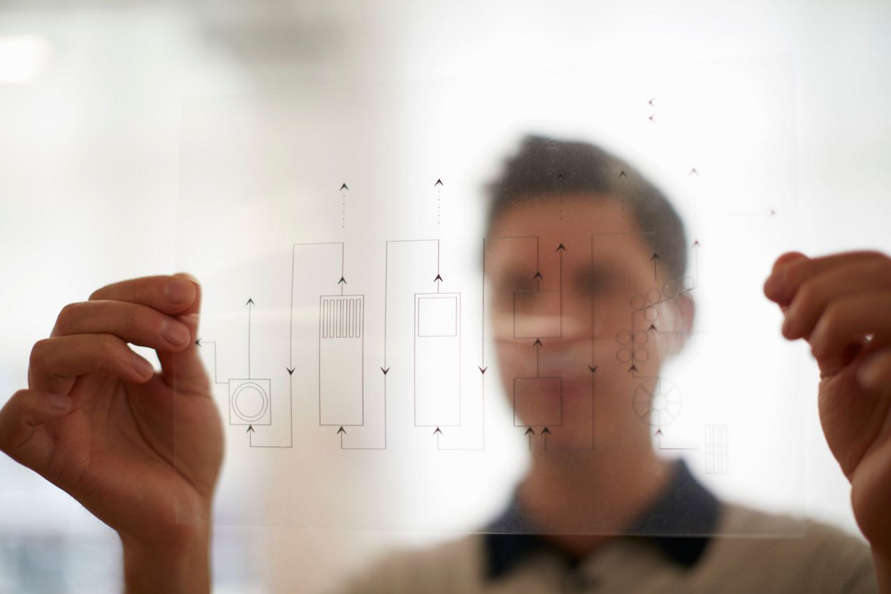 Homme regardant un plan de séurité d'un bâtiment afin d'ajouter une solution connectée