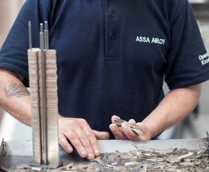 Serrurier Expert agréé Vachette / ASSA ABLOY  qui manipule des ébauches de clés pour la préparation à la reproduction