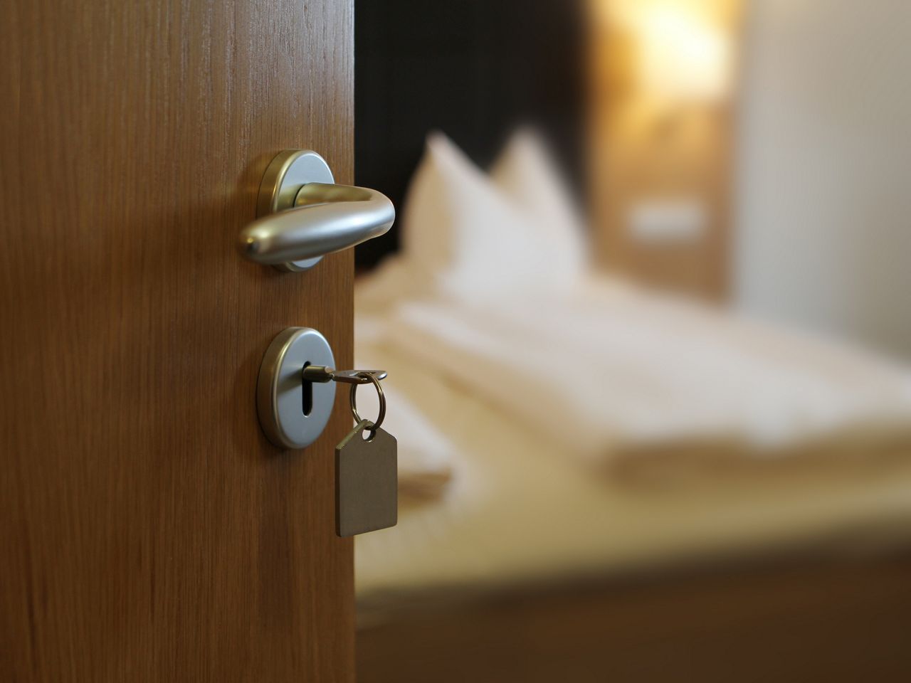 Abrir la puerta de la habitación de hotel con la llave