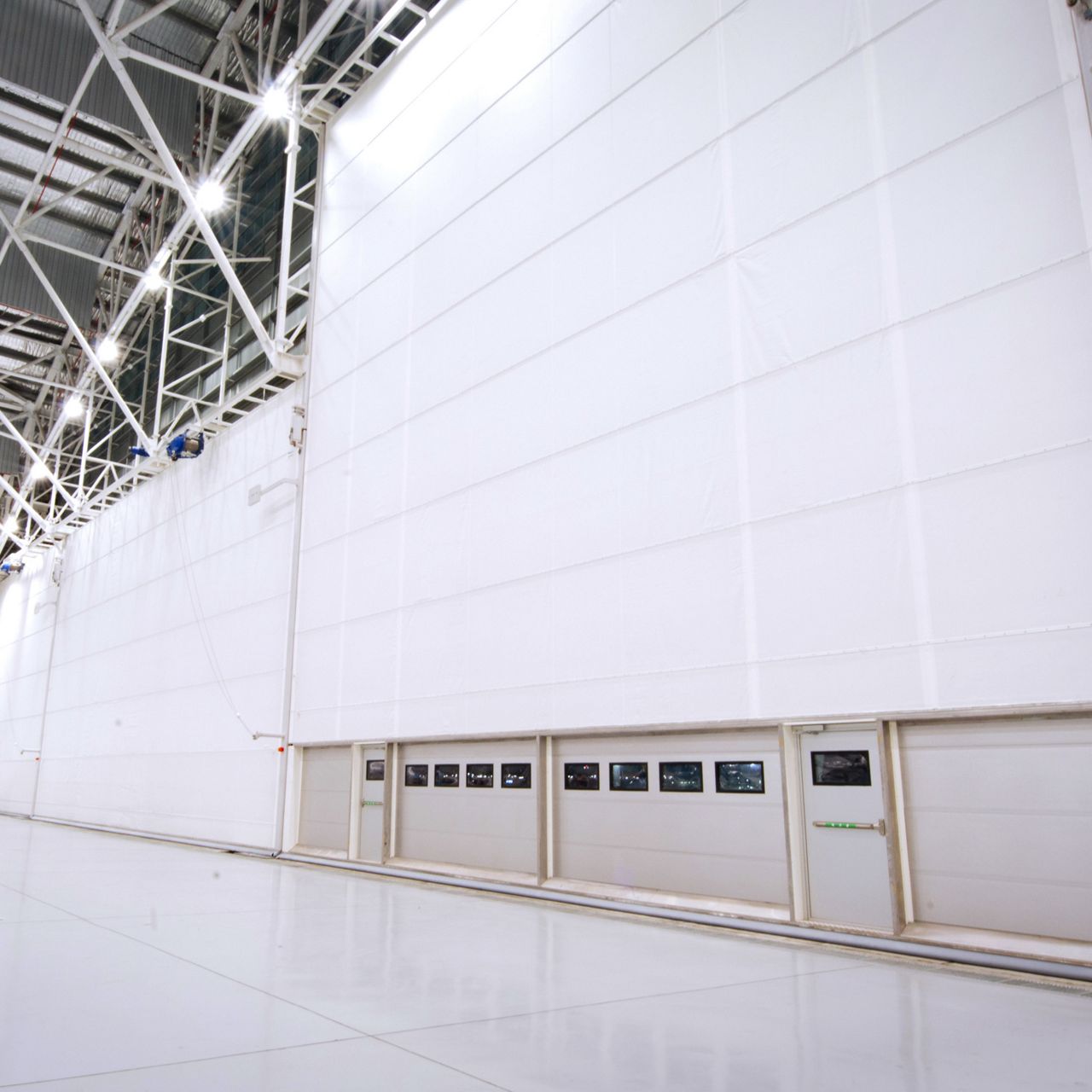 ASSA ABLOY Gewebe-Hubtore in einer großen Industriehalle