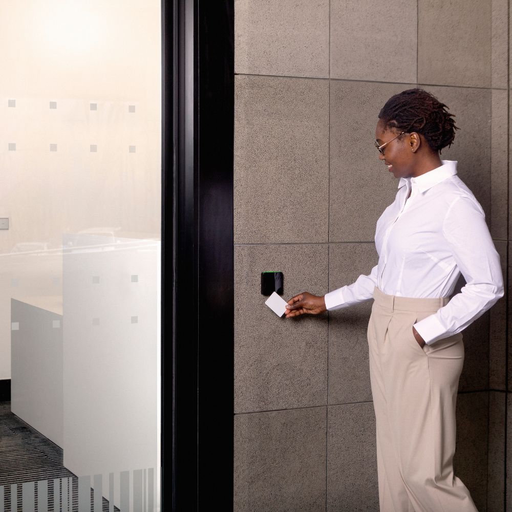 Image: SMARTair i-reader with card credentials