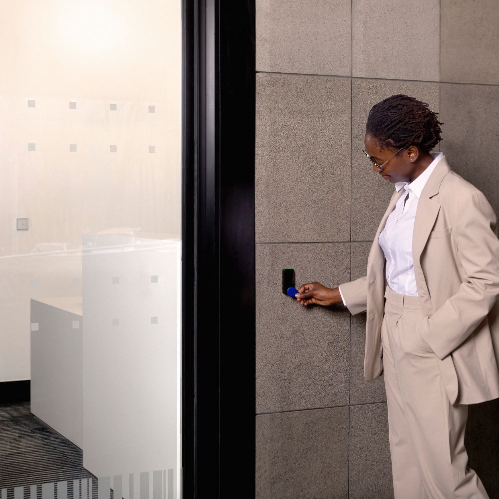 Image: SMARTair i-reader with tag credentials