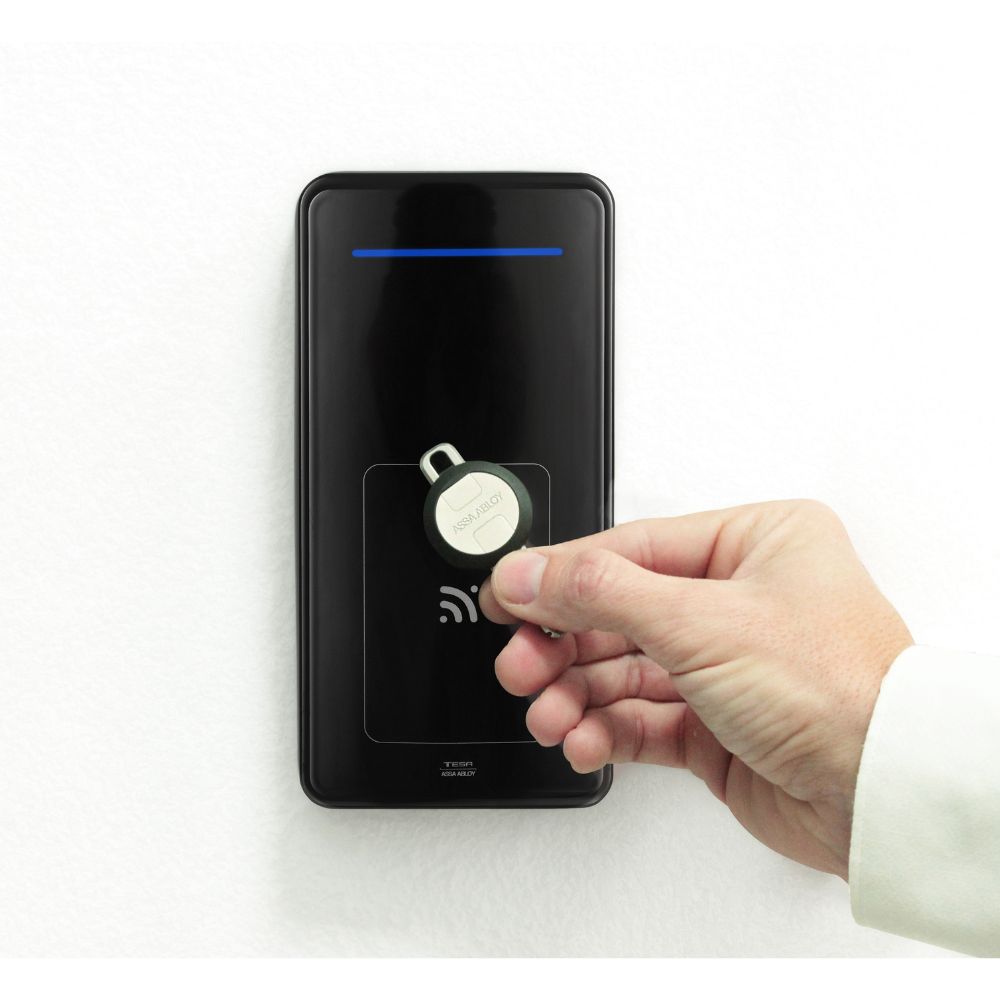 Image: Users update access rights by just presenting their RFID credential to the i-wall updater