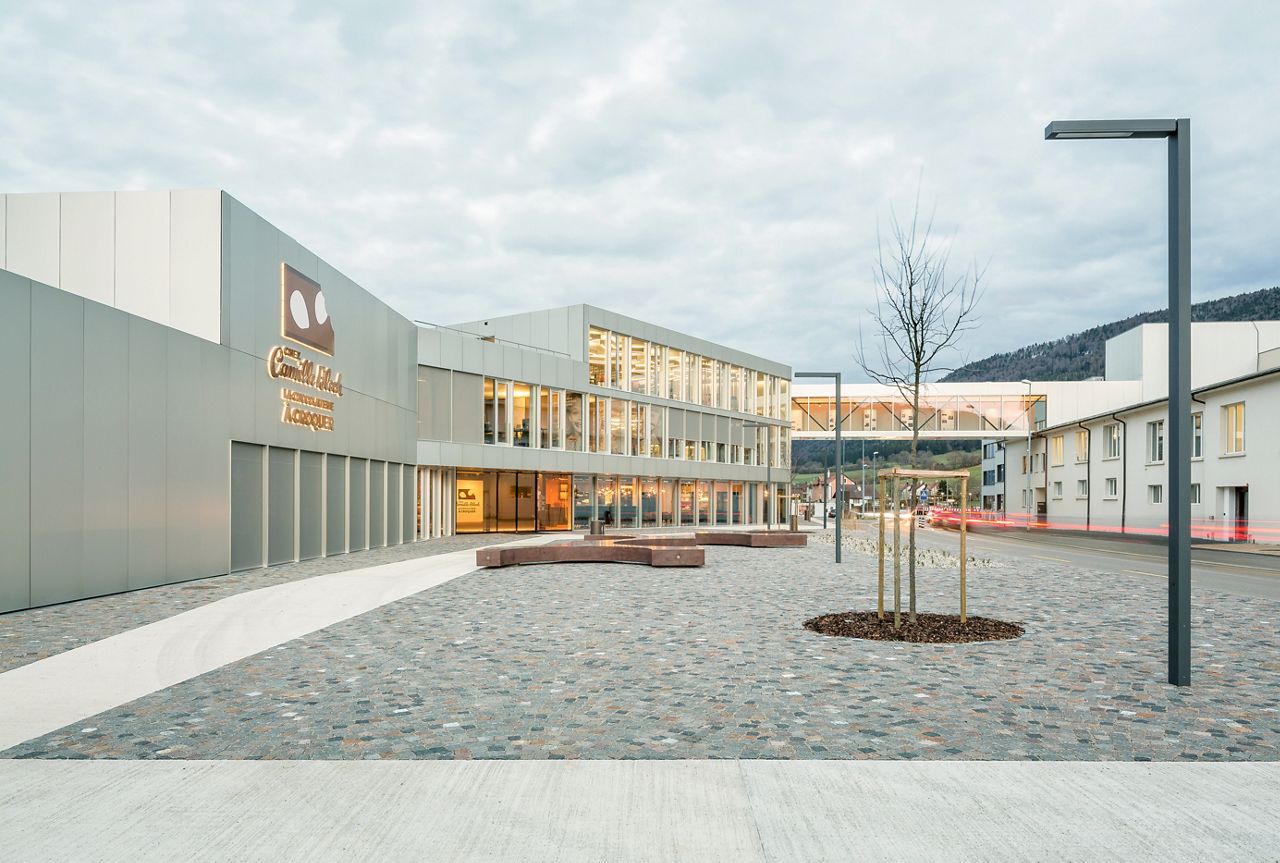 Image: Automatic sliding door in full tranparacy, chez chocolatier Camille Bloche