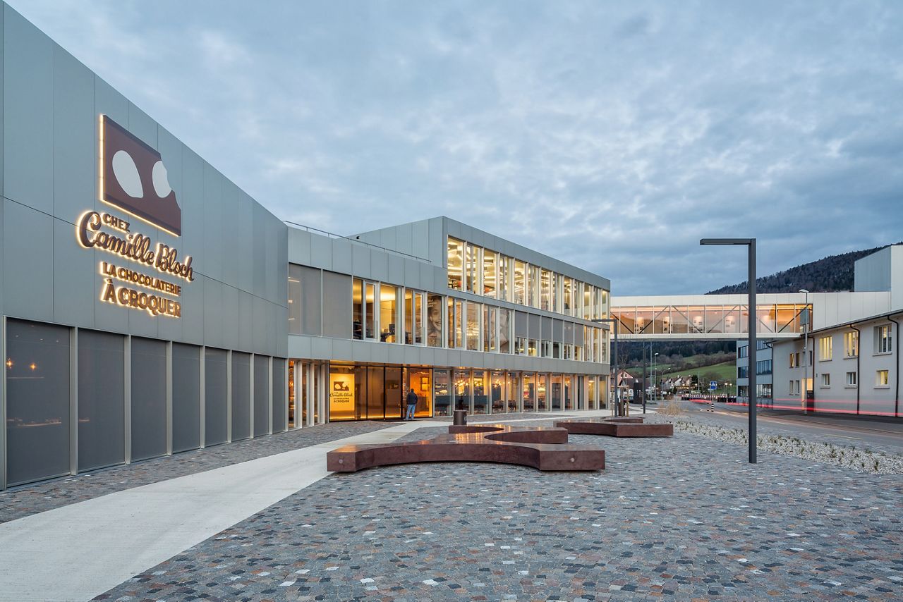 Automatic sliding door in full tranparacy, chez chocolatier Camille Bloche