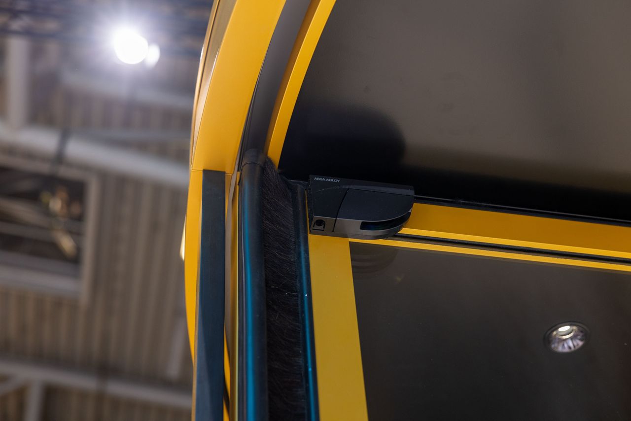 Equipped with advanced sensors, the ASSA ABLOY RD200revolving door