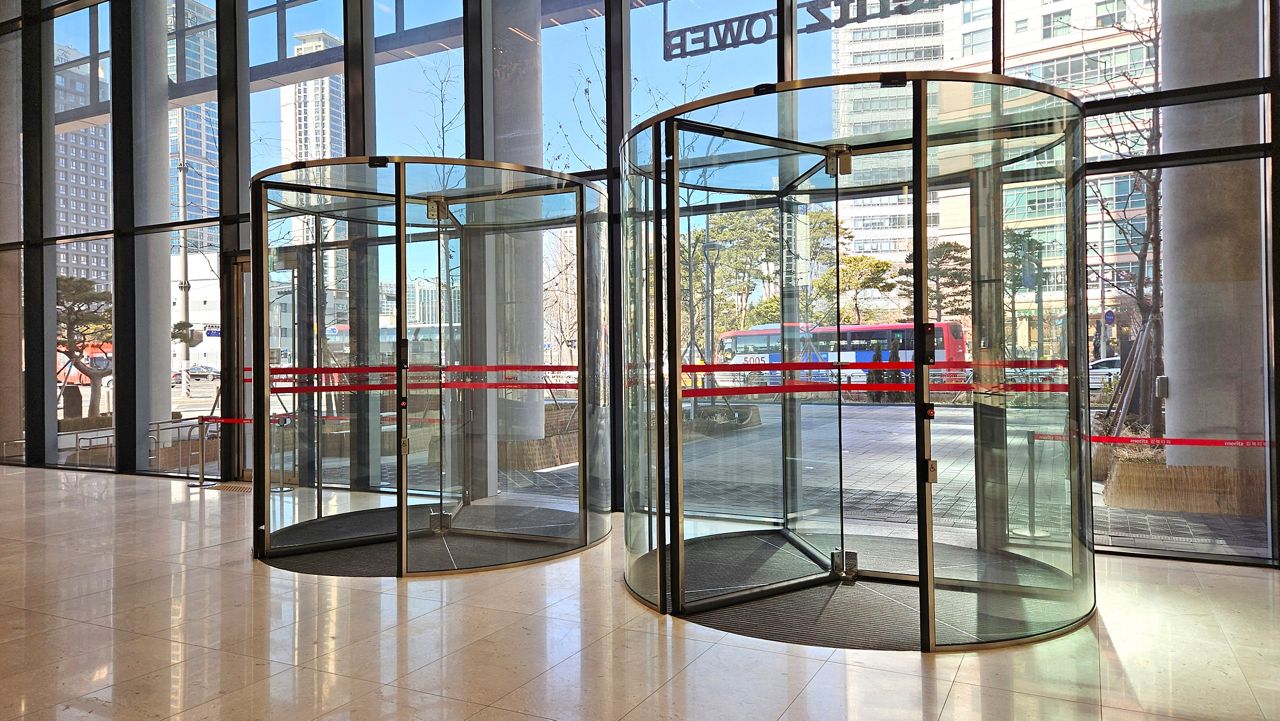 ASSA ABLOY RD300 all-glass revolving door