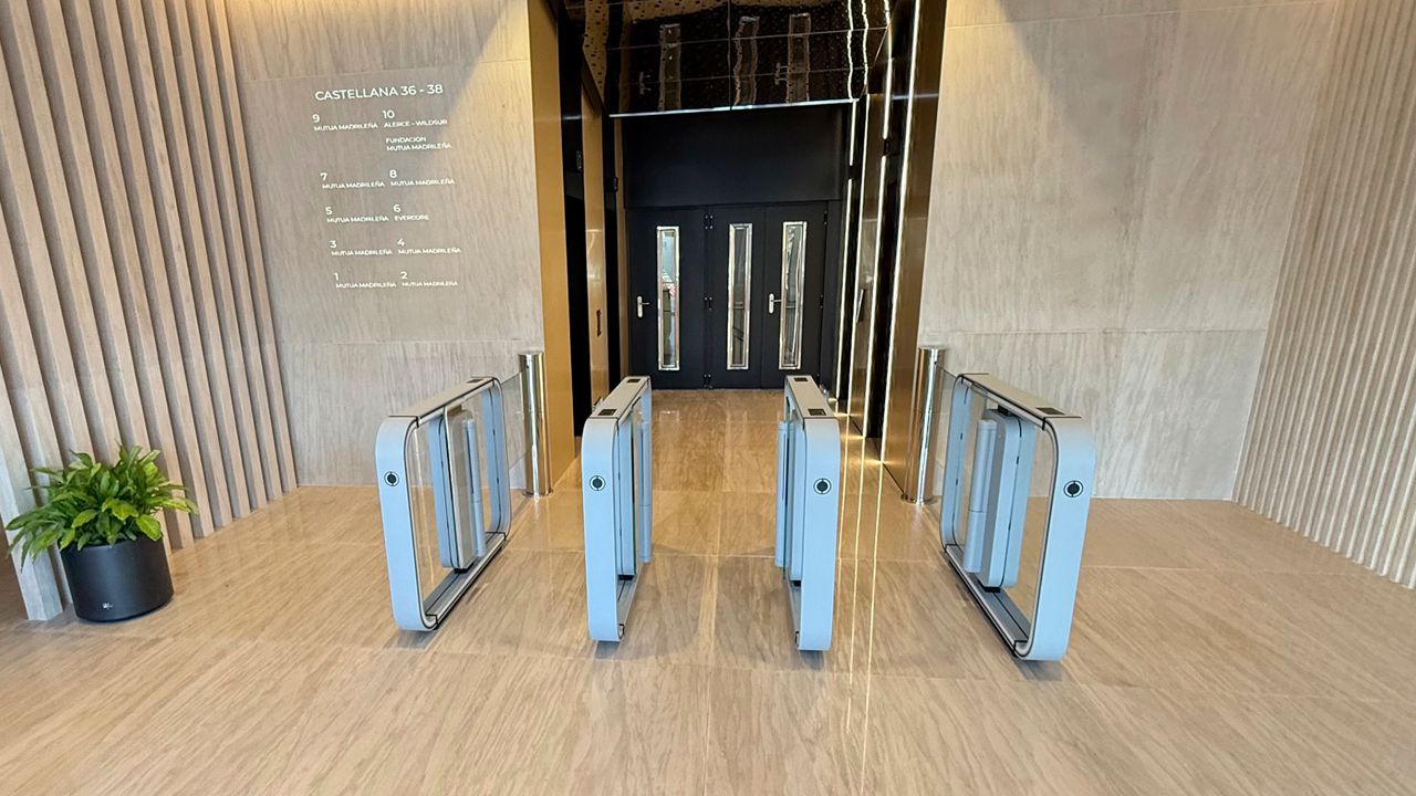 ASSA ABLOY SG Expression in Grün gibt Ihnen die Freiheit, Ihre stark frequentierten Bereiche in Oasen der Ruhe zu verwandeln.