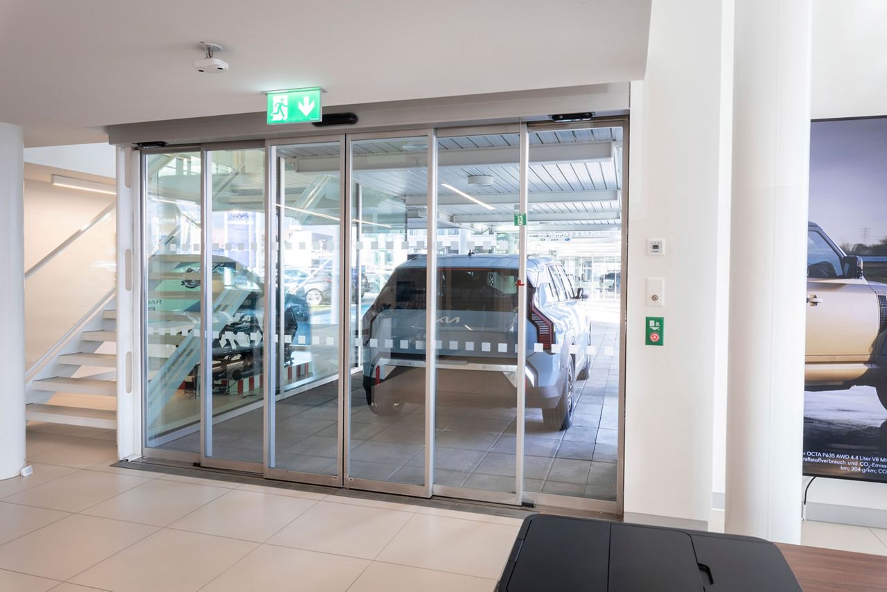 Image: ASSA ABLOY SL0 Slim image from a car dealership entrance eview from inside