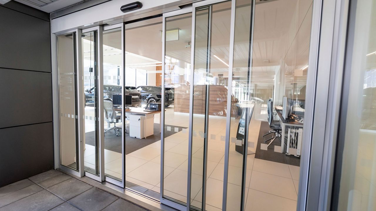 Image: ASSA ABLOY SL0 Slim image from a car dealership entrance eview from inside