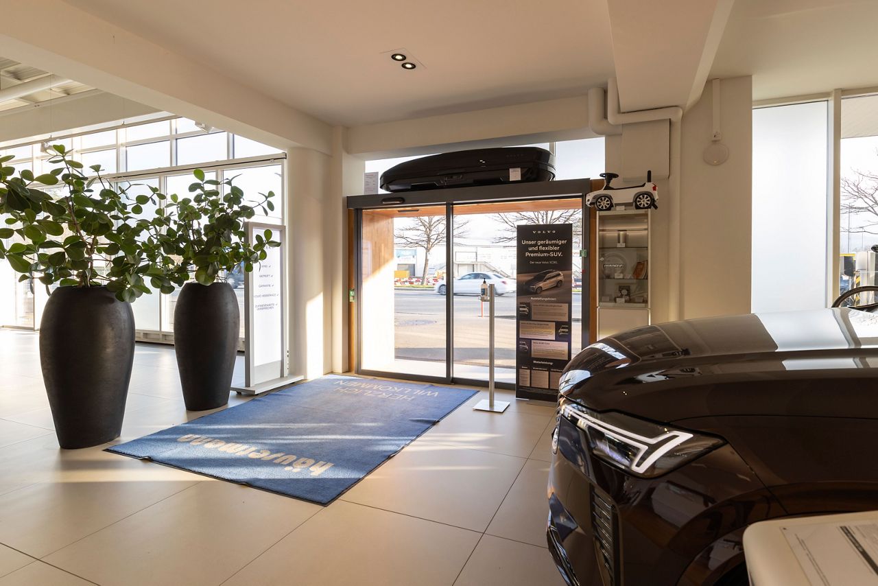 Image: ASSA ABLOY SL0 Slim image from a car dealership entrance eview from inside